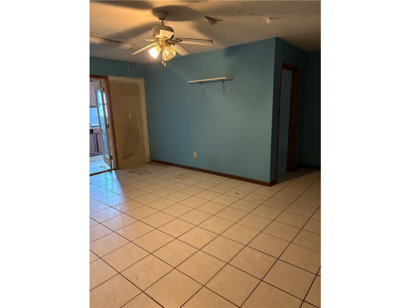 Spacious 5-Bed/3-Bath Handyman Special in Prime Location- - photo 4