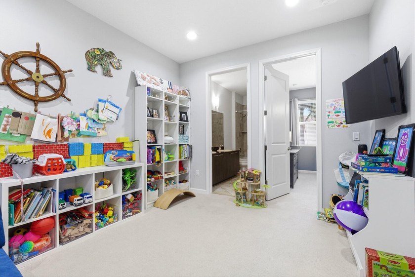 Beautifully updated newer-construction townhome in the - photo 25