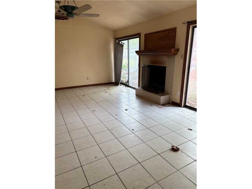 Spacious 5-Bed/3-Bath Handyman Special in Prime Location- - photo 6
