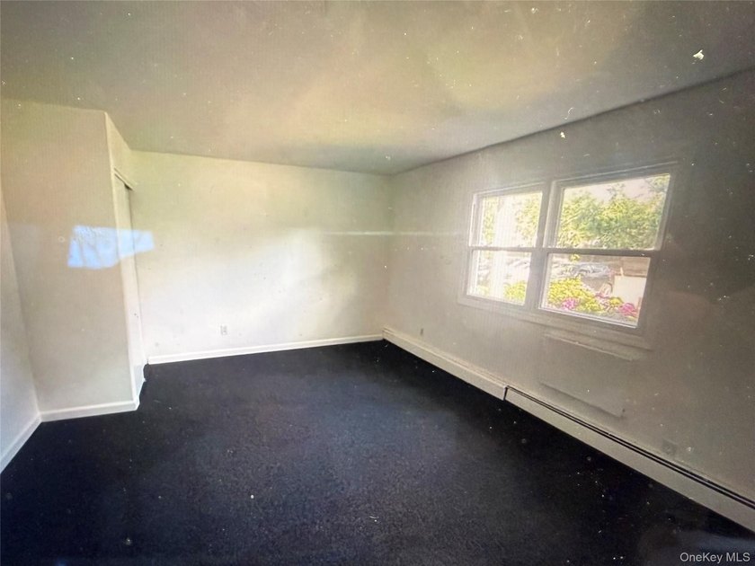 Vacant 1 Bedroom first floor with separate - photo 2