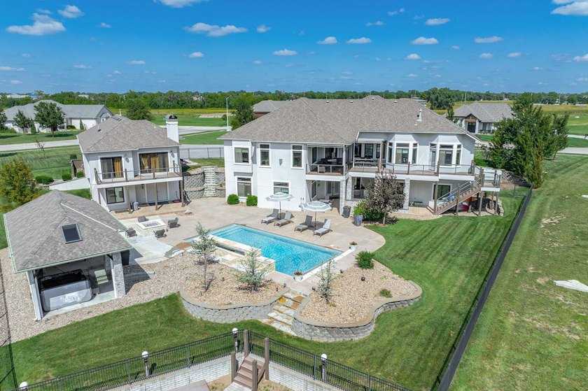 Luxury living with every detail in place! This stunning - photo 2