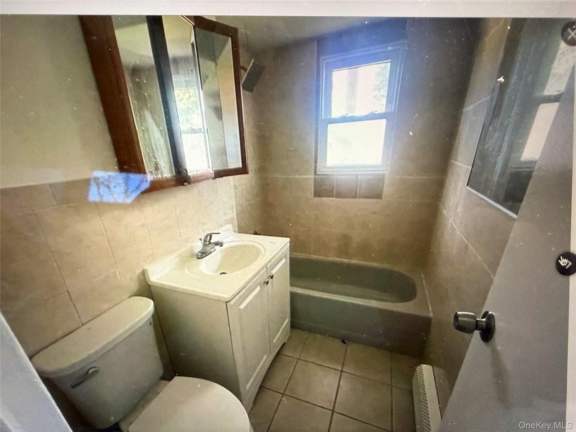 Vacant 1 Bedroom first floor with separate - photo 3