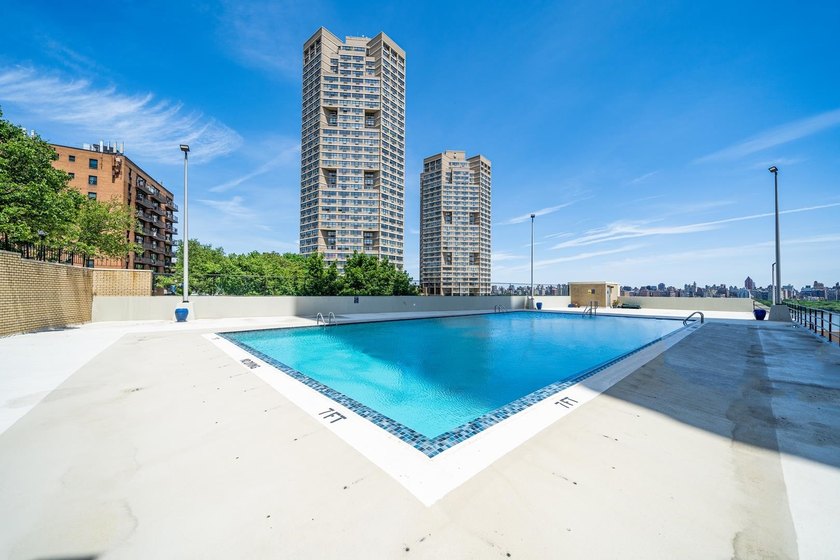 MOST DESIREABLE RENOVATED RIVERFRONT ONE BEDROOM WITH GORGEOUS - photo 14