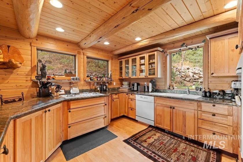 Fractional Lakefront 5-bed, 5 bath home with two additional bed - photo 15