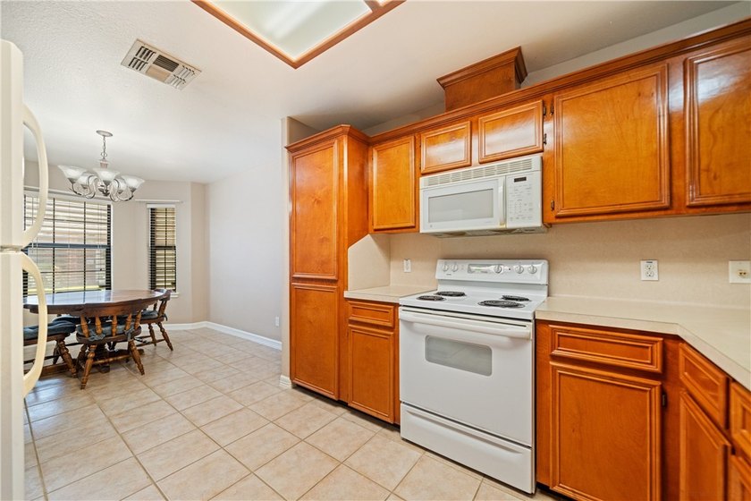 Welcome to McKinzie Townhomes #10, a beautifully maintained - photo 6