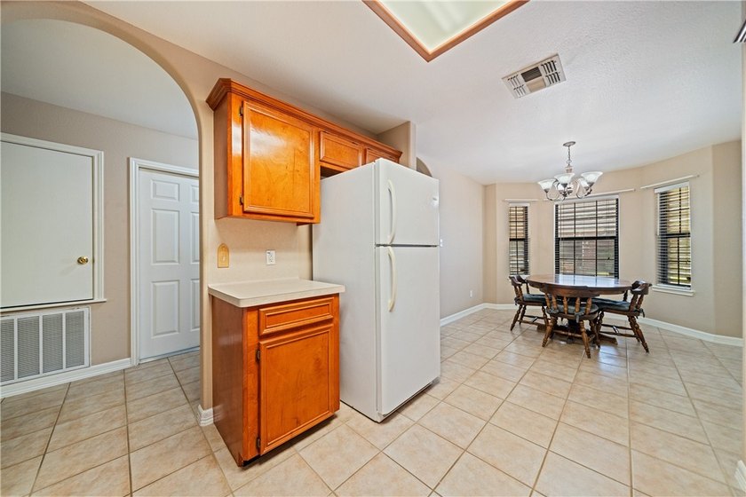 Welcome to McKinzie Townhomes #10, a beautifully maintained - photo 8