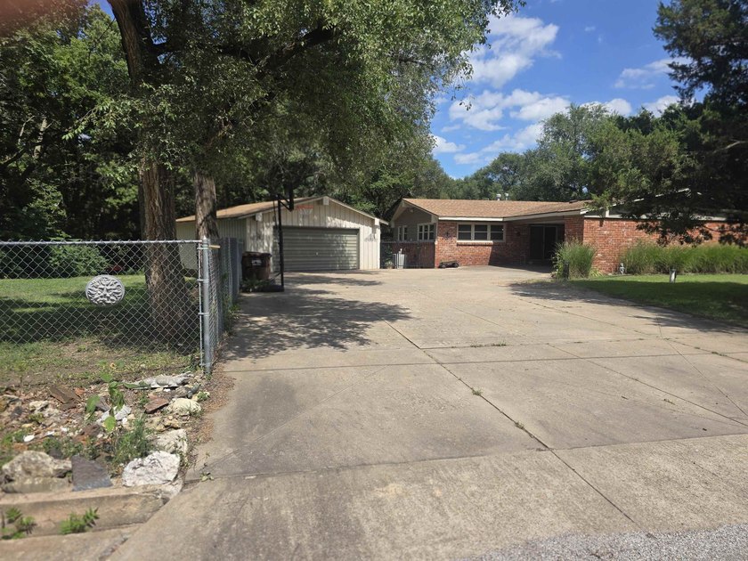 LOCATION, LOCATION! This spacious ranch-style home offers 4 - photo 4