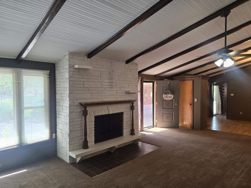 LOCATION, LOCATION! This spacious ranch-style home offers 4 - photo 7