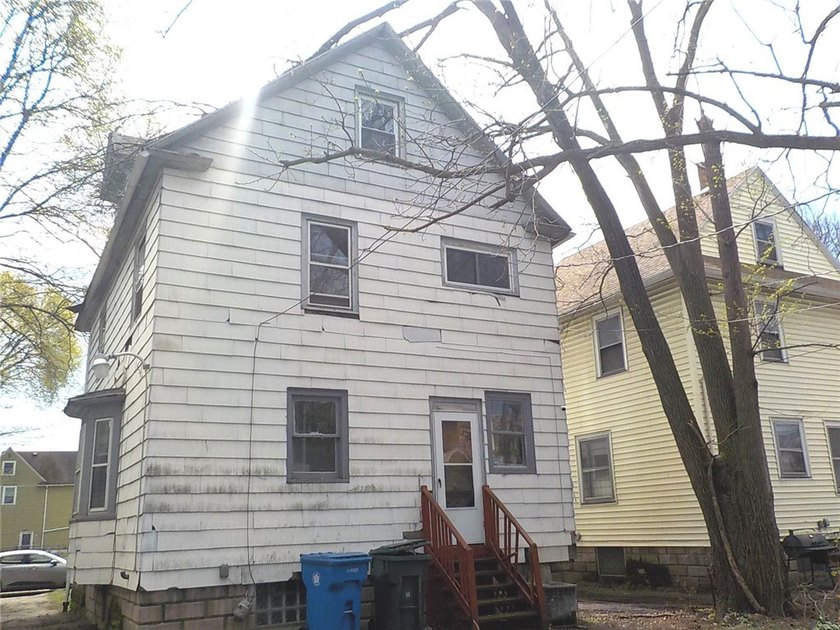 Looking for your next exciting project! This colonial style home - photo 3
