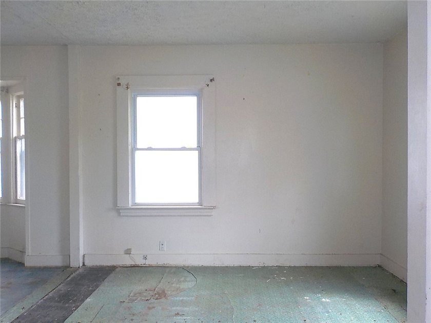 Looking for your next exciting project! This colonial style home - photo 4