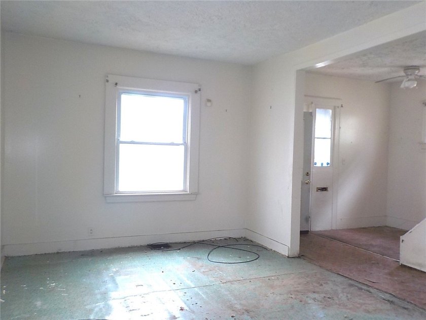Looking for your next exciting project! This colonial style home - photo 5