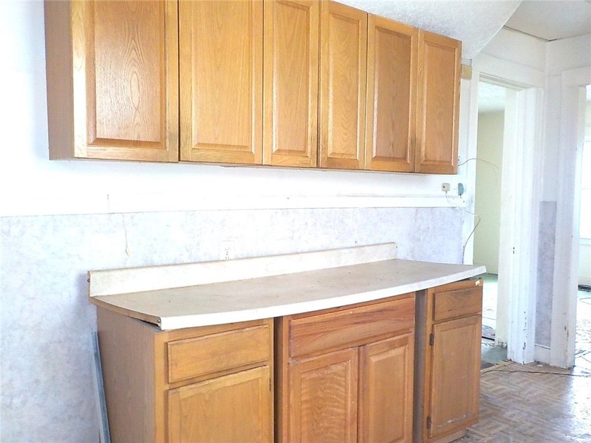 Looking for your next exciting project! This colonial style home - photo 8