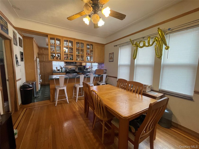 Woodlawn legal brick Triplex! Well maintained home with 3 bright - photo 2