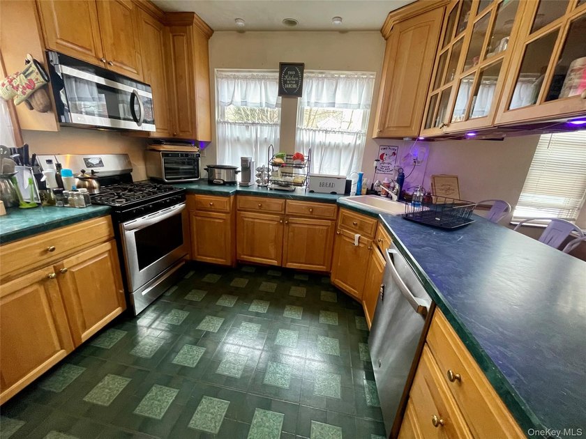 Woodlawn legal brick Triplex! Well maintained home with 3 bright - photo 4