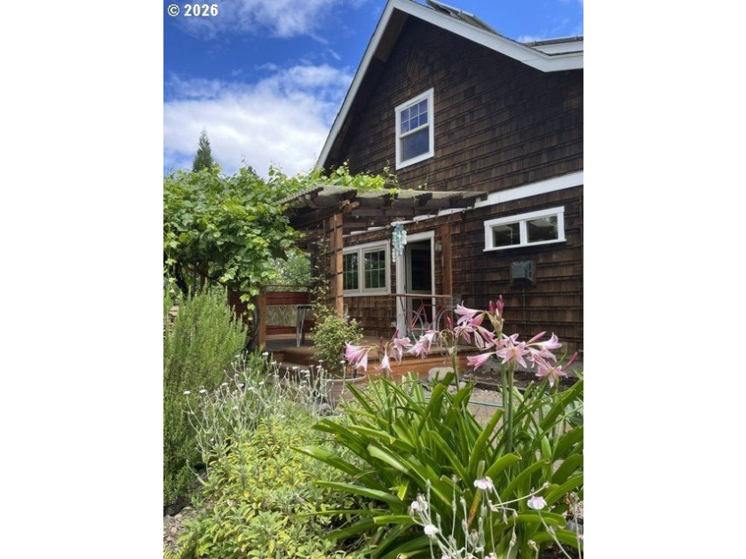 Beautiful brown-shingle Craftsman home (1957 Sq Ft) with - photo 5