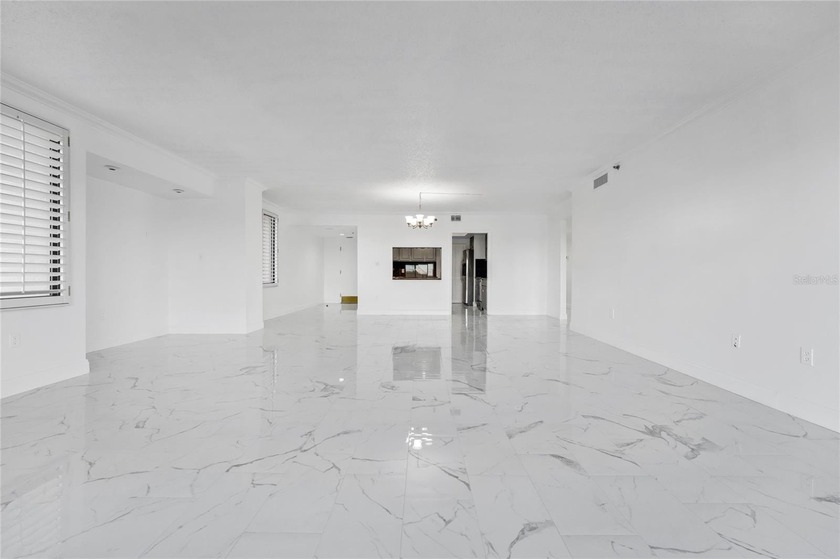 We are pleased to present this exclusive and elegant condominium - photo 5