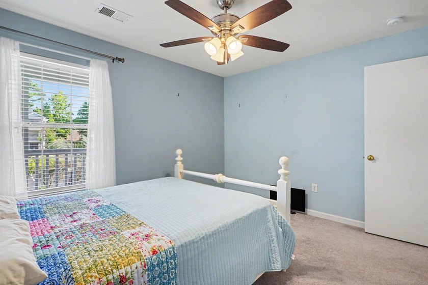 This beautifully maintained second-floor 2-bedroom, 2-bath condo - photo 17