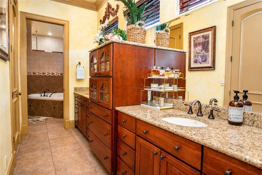 Exceptional 5,155 SF estate in Meadowood Golf &amp; Country Club - photo 17