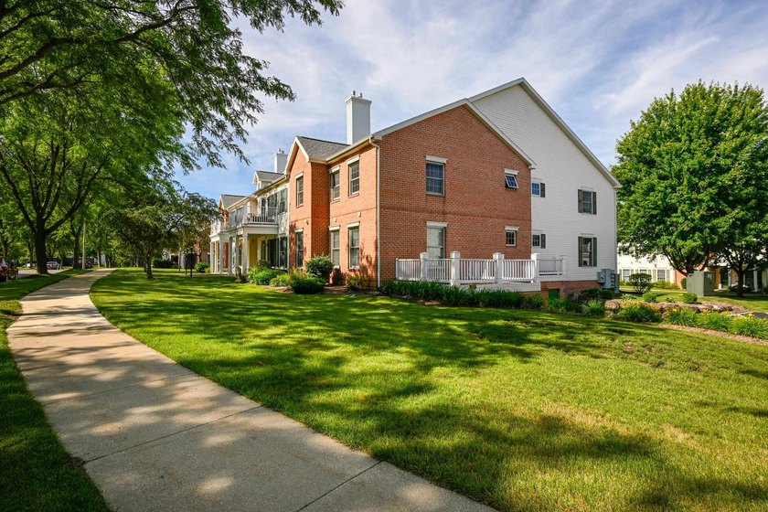 Sophisticated design and effortless living come together in this - photo 40