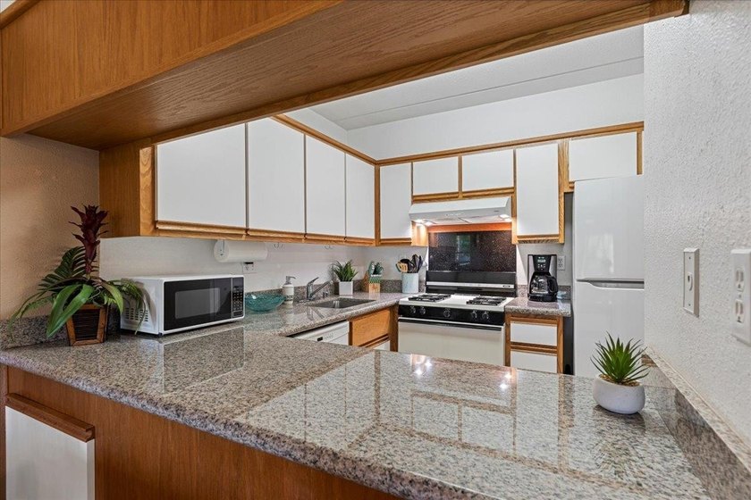 Aloha and welcome to Kihei Akahi C-317! This hotel-zoned - photo 11