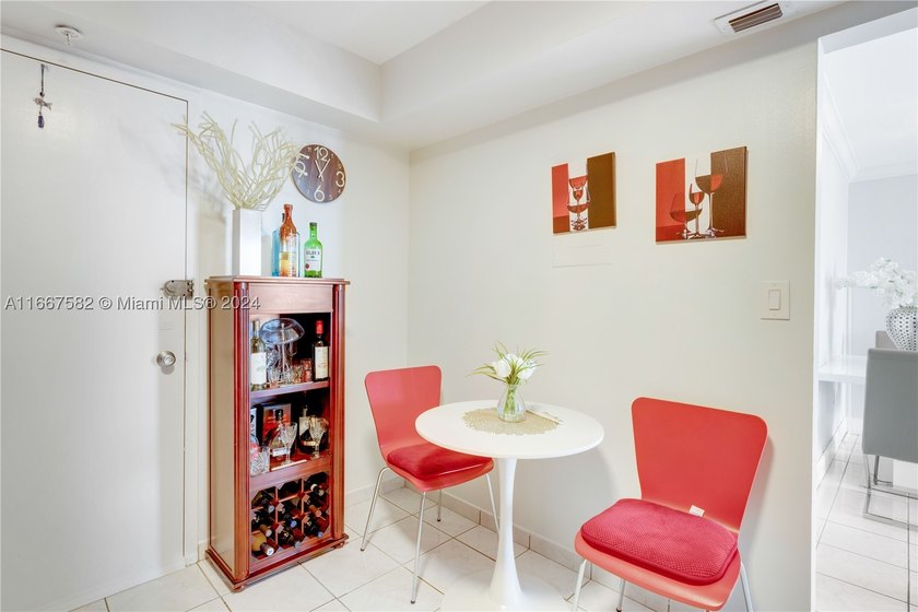 Welcome to your dream apartment in Aventura! This stunning - photo 13