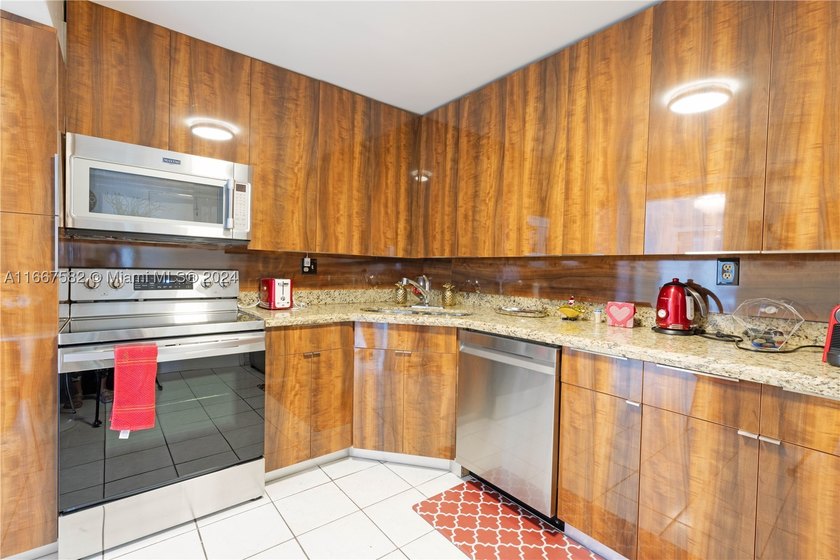 Welcome to your dream apartment in Aventura! This stunning - photo 16