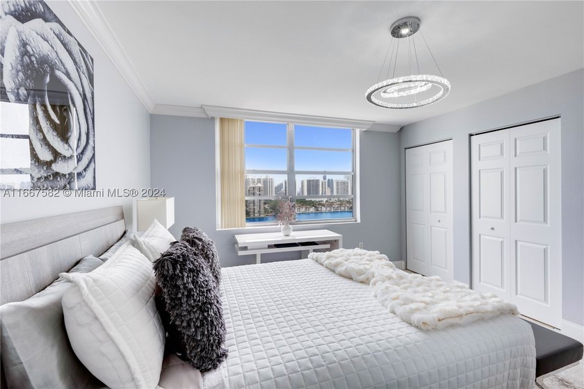Welcome to your dream apartment in Aventura! This stunning - photo 25