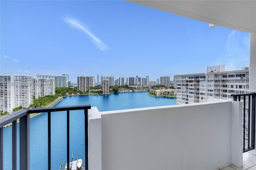 Welcome to your dream apartment in Aventura! This stunning - photo 33