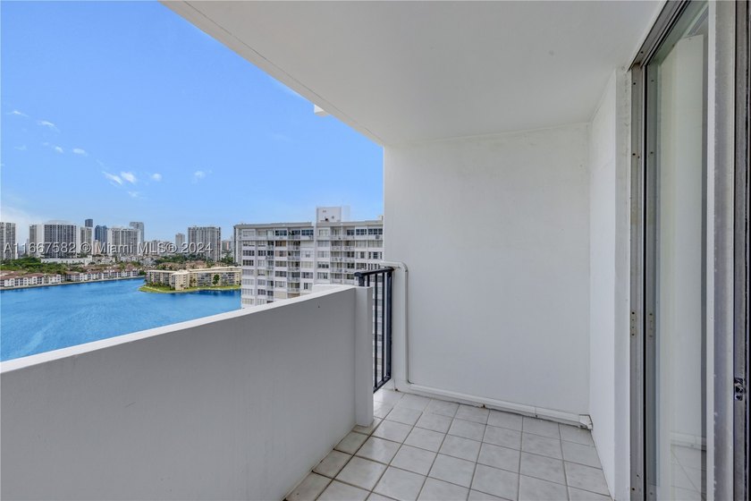 Welcome to your dream apartment in Aventura! This stunning - photo 34
