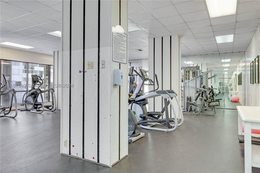 Welcome to your dream apartment in Aventura! This stunning - photo 35