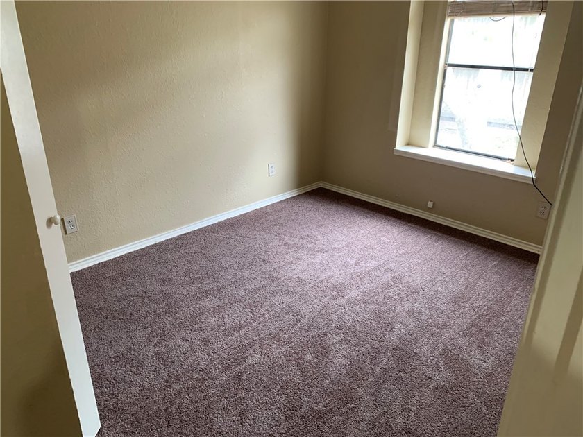 Cute three bedroom with sunken living room with fireplace - photo 3