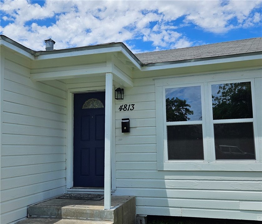 Renovated 2-bedroom, 1-bath home with a 1-car garage with brand - photo 3