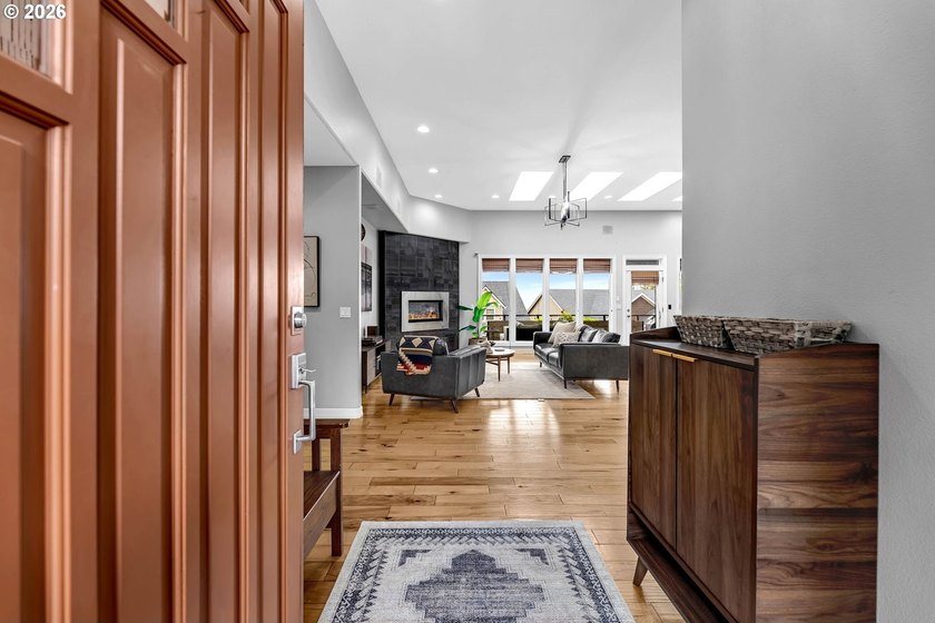A stunning Custom Ranch Home with unobstructed Mt. Hood &amp; - photo 6
