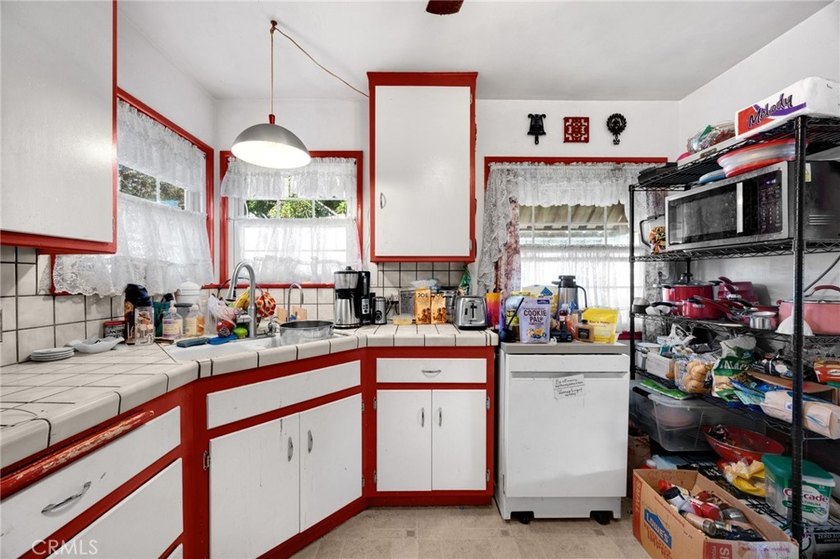 SINGLE-STORY, CORNER LOT home located in a quiet neighborhood in - photo 13