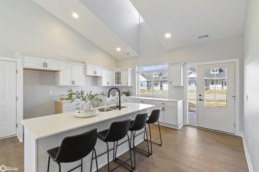 Welcome to Your Dream Home! Discover effortless luxury in this - photo 13