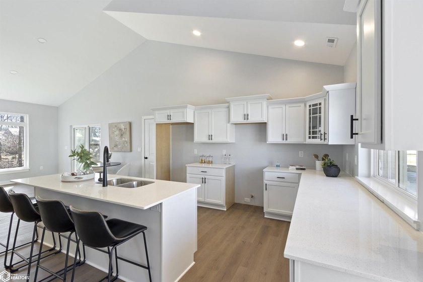 Welcome to Your Dream Home! Discover effortless luxury in this - photo 14