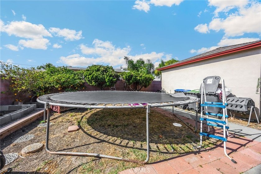 SINGLE-STORY, CORNER LOT home located in a quiet neighborhood in - photo 30
