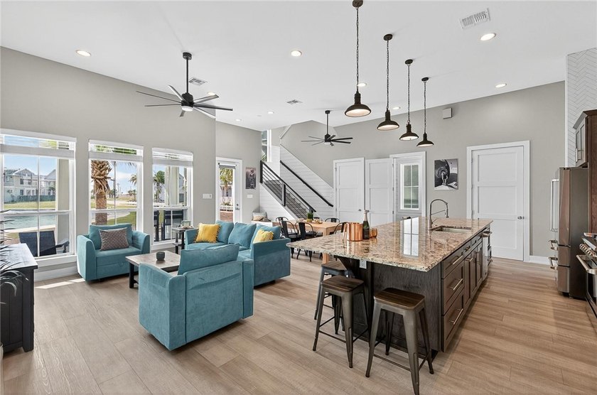 A REMARKABLE LAKESIDE RETREAT IN THE HEART OF CINNAMON SHORE - photo 8