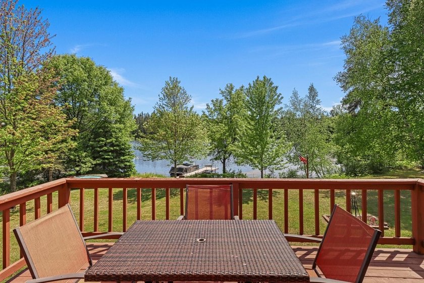 KILLARNEY LAKE PRIVACY. Gorgeous custom-built 3 bedroom, 2.5 - photo 13