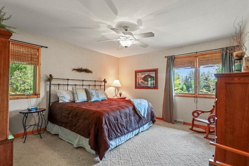 KILLARNEY LAKE PRIVACY. Gorgeous custom-built 3 bedroom, 2.5 - photo 14