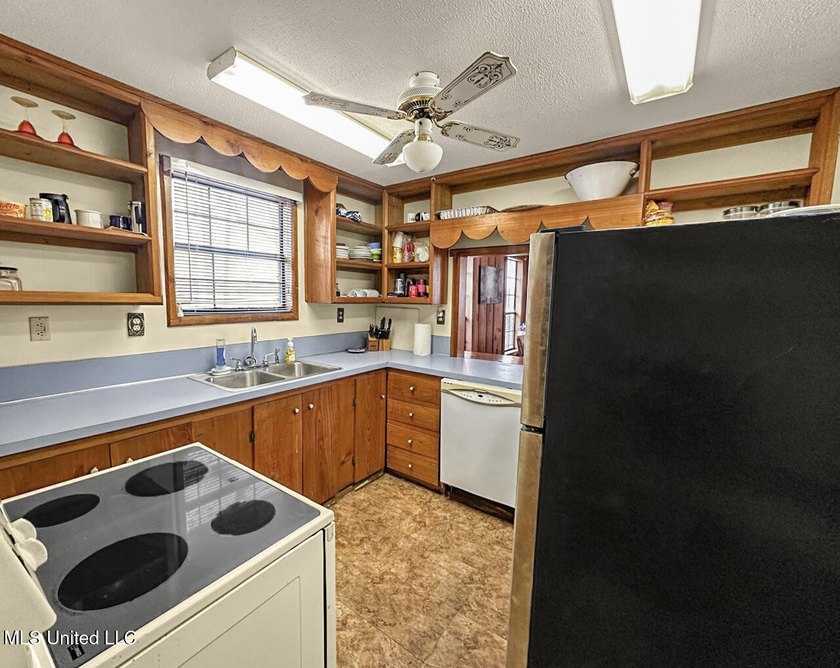 Welcome to lake life at 2067 Pecan Grove Road in Woodville - photo 15