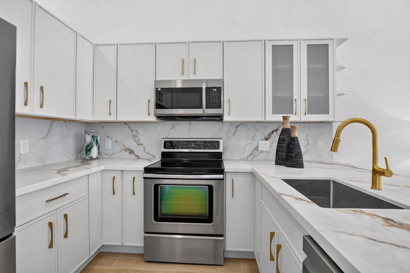 Welcome to a home where contemporary design meets effortless - photo 13