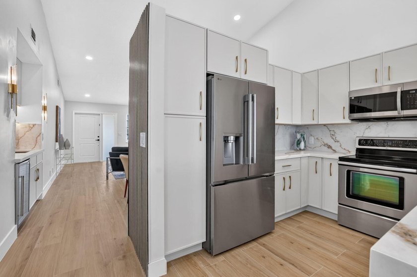 Welcome to a home where contemporary design meets effortless - photo 14