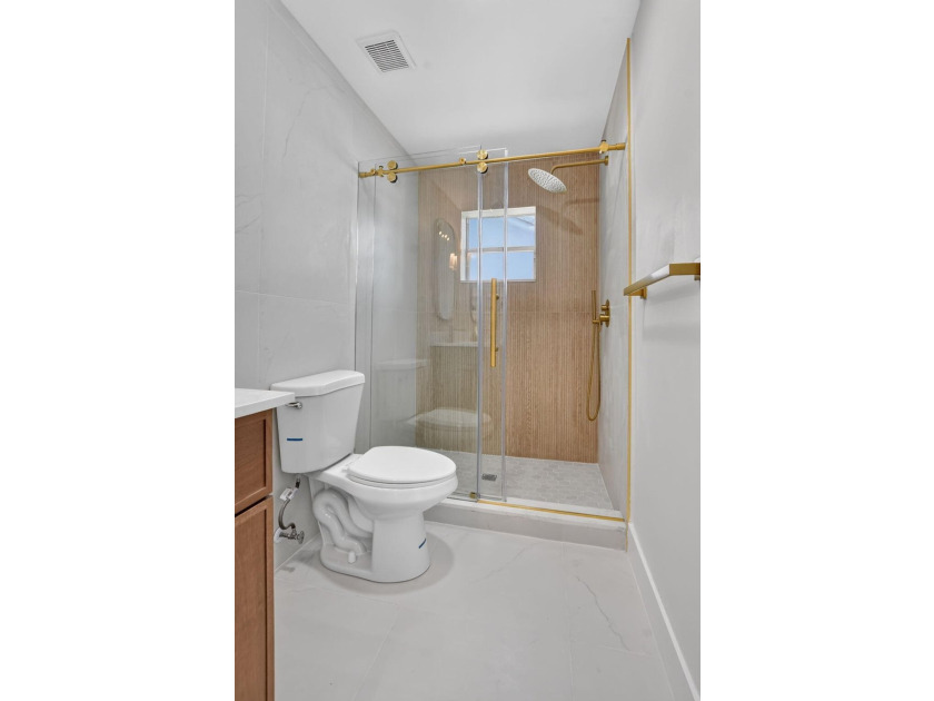 Welcome to a home where contemporary design meets effortless - photo 27
