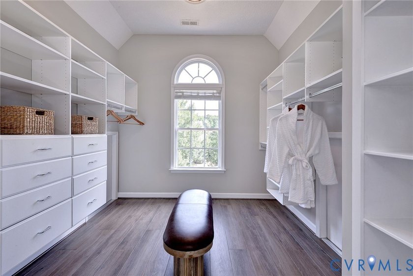 Experience refined living in this well-appointed 5-bedroom, 3 - photo 33