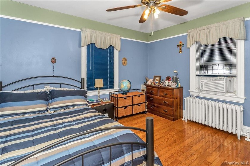 Fantastic opportunity in Great Neck! This beautifully maintained - photo 11