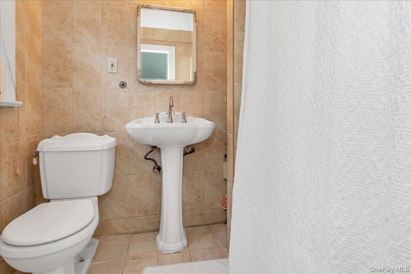 Fantastic opportunity in Great Neck! This beautifully maintained - photo 12