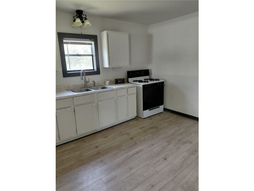 Make this warm, cozy, two bedroom, one-bath, with a study/den - photo 5