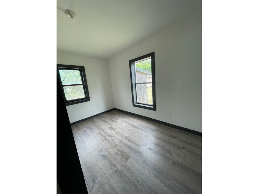 Make this warm, cozy, two bedroom, one-bath, with a study/den - photo 6