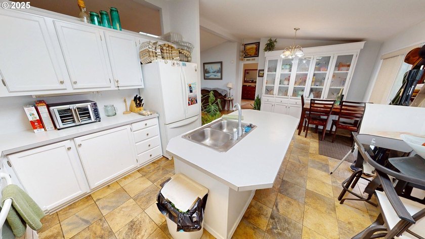 Bright and sunny ocean and forest view home on over 2 acres of - photo 6